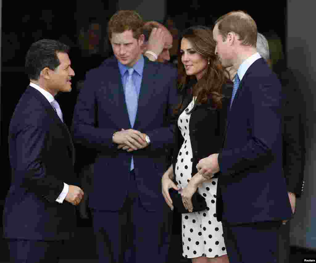 برطانیہ کے شہزادہ ولیم ، ان کی اہلیہ کیتھرین ،اور بھائی شہزادہ ہیری خوشگوار موڈ میں