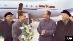 加工过的新华社照片显示1957年中共领袖毛泽东和刘少奇在机场欢迎中国总理周恩来。