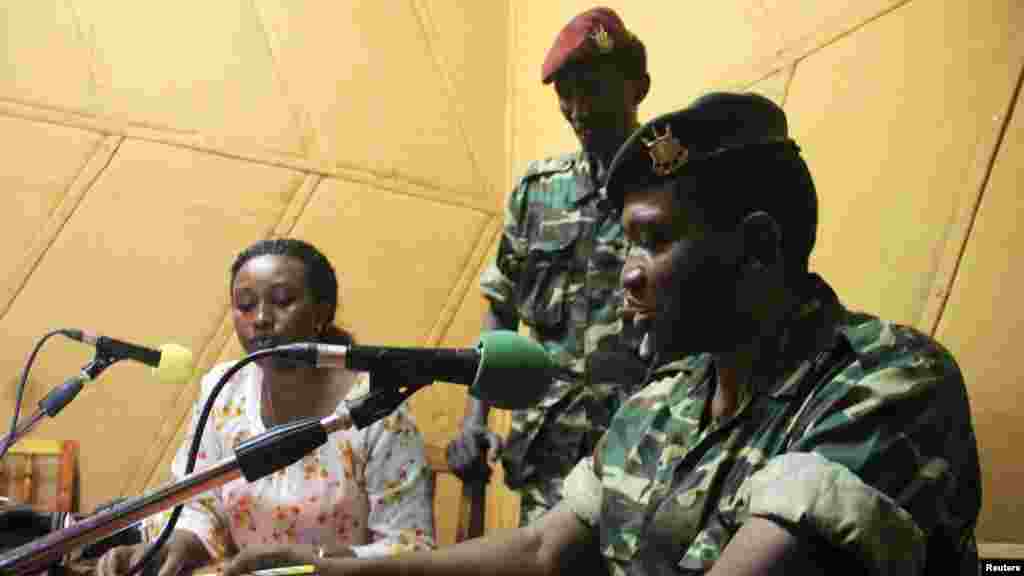 Le général-major Godefroid Niyombare (droite) s&#39;adresse à la nation à la Radio Publique Africaine (RPA), 13 mai 2015.