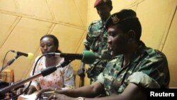 Le général major Godefroid Niyombare lit la déclaration de prise de pouvoir sur la Radio Publique Africaine (RPA) à Bujumbura, Burundi, 13 mai 2015. 