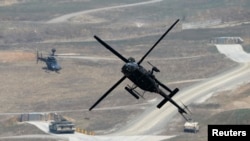A U.S. army's OH-58D Kiowa Warrior helicopter takes part in a U.S.-South Korea joint live-fire military exercise.
