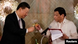 China's President Xi Jinping and Philippine President Rodrigo Duterte toast during a State Banquet at the Malacanang presidential palace in Manila, Philippines, Nov. 20, 2018.