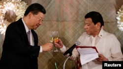 China's President Xi Jinping and Philippine President Rodrigo Duterte toast during a State Banquet at the Malacanang presidential palace in Manila, Philippines, Nov. 20, 2018.