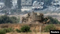 Xe ủi của quân đội Israel di chuyển ở phía bắc dải Gaza. 