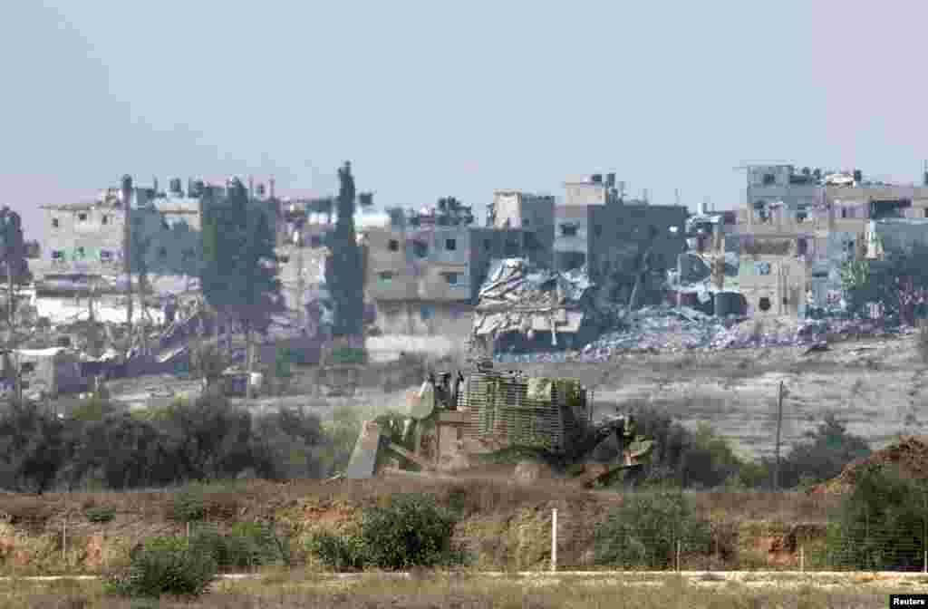 An Israeli army armored bulldozer advances in the northern Gaza Strip, July 28, 2014.
