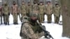 Un instructor capacita a miembros de las fuerzas de defensa de Ucrania, en un parque de Kiev, el sábado 22 de enero de 2022.