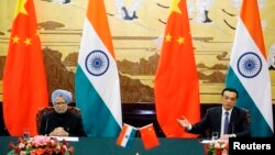 2013年10月23日中國總理李克強與印度總理辛格於人民大會堂的聯合記者招待會。(資料照片)