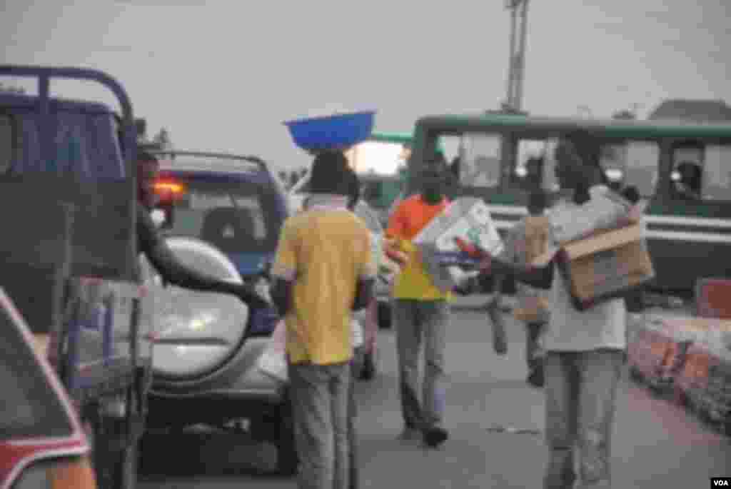 Wasu masu tallar kaya a mahadar hanya da ake kira Life Junction, a Abuja, babban birnin Najeriya. Matasa da yawa sun dogara ne kan irin wadannan kananan ayyuka don samun abin sanyawa a bakin salati saboda rashin ayyukan yi a kasar