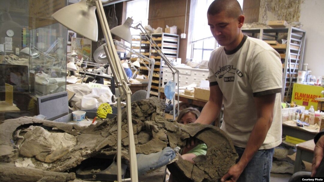 Eric Lund menemukan tengkorak Nasutoceratops pada 2006 saat ia mengikuti program pascasarjana di University of Utah. (Foto: University of Utah)