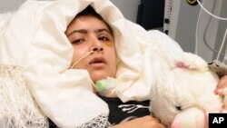 Malala Yousufzai, nữ sinh bị các phần tử Taliban bắn trọng thương đang hồi phục tại bệnh viện Queen Elizabeth ở Birmingham, Anh 