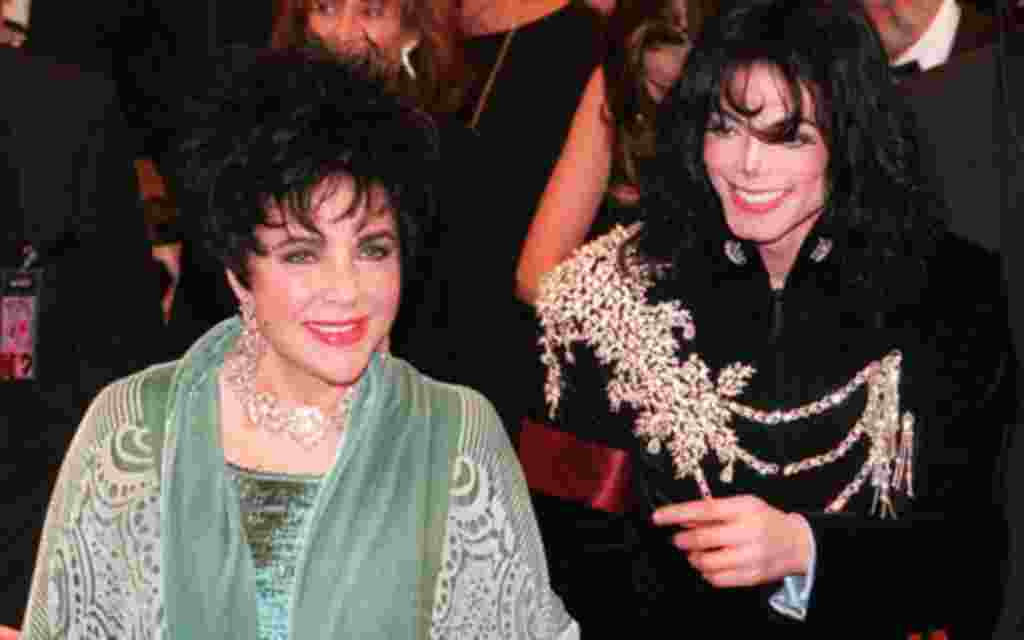 Elizabeth Taylor llega junto a su amigo Michael Jackson en el teatro Pantages de Hollywood, en 1997.