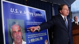 Pengacara Geoffrey Berman, menunjuk ke foto Jeffrey Epstein saat dia dituduh atas perdagangan seks anak di bawah umur dan konspirasi untuk melakukan perdagangan seks anak di bawah umur, di New York, AS, 8 Juli 2019. (Foto: Reuters)