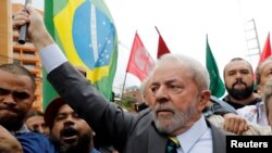 L'ancien président brésilien Luiz Inacio Lula da Silva se rend à la Justice fédérale pour un témoignage à Curitiba, Brésil, 10 mai 2017.
