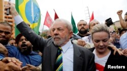 L'ancien président brésilien Luiz Inacio Lula da Silva arrive à la Justice fédérale avec la sénatrice Gleisi Hoffmann, à droite, pour un témoignage à Curitiba, au Brésil, le 10 mai 2017. 