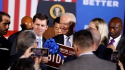 El presidente de EE. UU., Joe Biden, recibe un letrero con el nombre de la calle Biden Street después de pronunciar comentarios sobre la legislación de infraestructura en el Electric City Trolley Museum en Scranton, Pensilvania, EE. UU., 20 de octubre de 2021. REUTERS / Jonathan Ernst