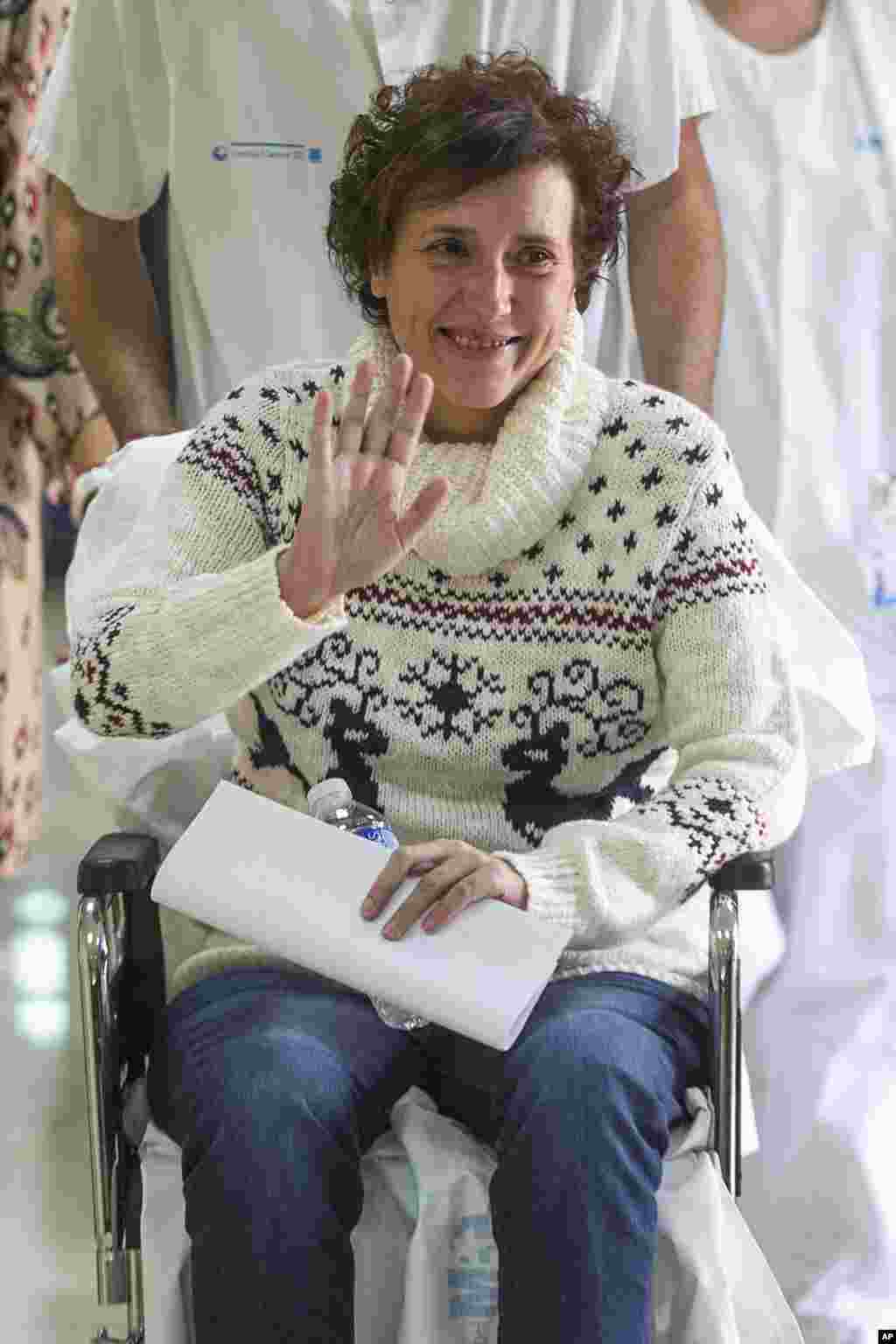 Assise sur un fauteuil roulant, Teresa Romero, infirmière auxiliaire espagnole, guérie du virus Ebola, a été libéré d&#39;un hôpital de Madrid un mois après qu&rsquo;elle a été confirmée infectée par le virus. Elle est la première personne connue à avoir contracté la maladie en dehors de l&#39;Afrique de l&#39;Ouest dans la dernière flambée. (AP Photo / Andres Kudacki) 