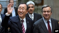 Le secrétaire général des Nations Ban Ki-moon Unies, à gauche, et le Haut-Commissaire des Nations Unies pour les réfugiés, Antonio Guterres, à droite, salue les membres du personnel du HCR après une réunion au siège du Haut-Commissariat des Nations Unies pour les réfugiés, le HCR, à Genève, en Suisse, 14 octobre 2008.