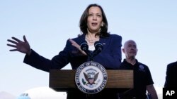 La vicepresidenta Kamala Harris habla con los medios, el viernes 25 de junio de 2021, después de su recorrido por el Centro de Procesamiento Central de Aduanas y Protección Fronteriza de EE. UU. en El Paso, Texas.