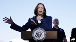 La vicepresidenta de EE. UU., Kamala Harris, saluda mientras aborda Air Force Two en el Aeropuerto Internacional Milwaukee Mitchell en Milwaukee, Wisconsin, EE. UU., 24 de enero de 2022. REUTERS/Patrick McDermott