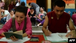 Người Tây Tạng lưu vong hoàn tất giấy tờ bầu cử tại một điểm bỏ phiếu ở New Delhi hôm 18/10/2015.