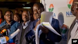 Kandida pati opozisyon an pou pòs prezidan o Kenya, Raila Odinga, pandan li tap bay yon konferans pou laprès nan Nairobi, Kenya. 9 out 2017.