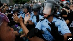 Các cuộc biểu tình đánh dấu vụ xáo trộn lớn nhất tại Hong Kong kể từ khi Bắc Kinh nắm quyền kiểm soát vào năm 1997 lãnh thổ một thời là thuộc địa của Anh này.