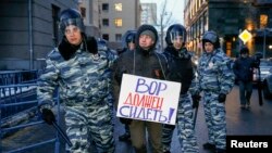 Задержание участника антикоррупционного митинга в Москве, 30 декабря 2014 года