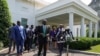 Rođaci Džordža Flojda i njihovi advokati izlaze iz Bele kuće posle susreta sa američkim predsednikom Džoom Bajdenom i potpredsednicom Kamalom Haris.
