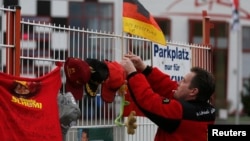 Un fan de Schumacher coloca un recuerdo en una pista donde solía practicar el piloto de Fórmula 1.