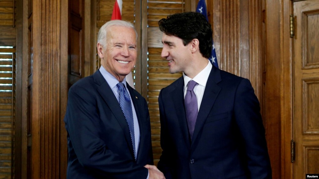 资料照：加拿大总理特鲁多与时任美国副总统的拜登握手。（2016年12月9日）(photo:VOA)