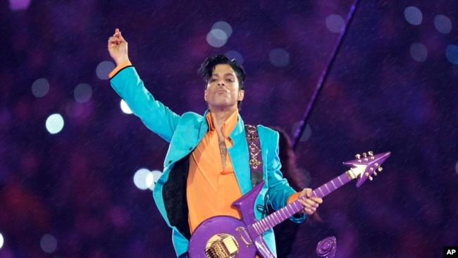 Prince, durante el show de medio tiempo del Super Bowl XLI el 4 de febrero de 2007.
