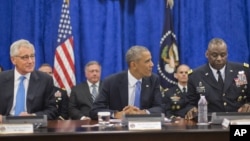 Prezident Obama Mudofaa vaziri Chak Xeygl, general lloyd Ostin bilan brifing paytida. MakDill Harbiy havo bazasi, Florida, 17-sentabr, 2014-yil.
