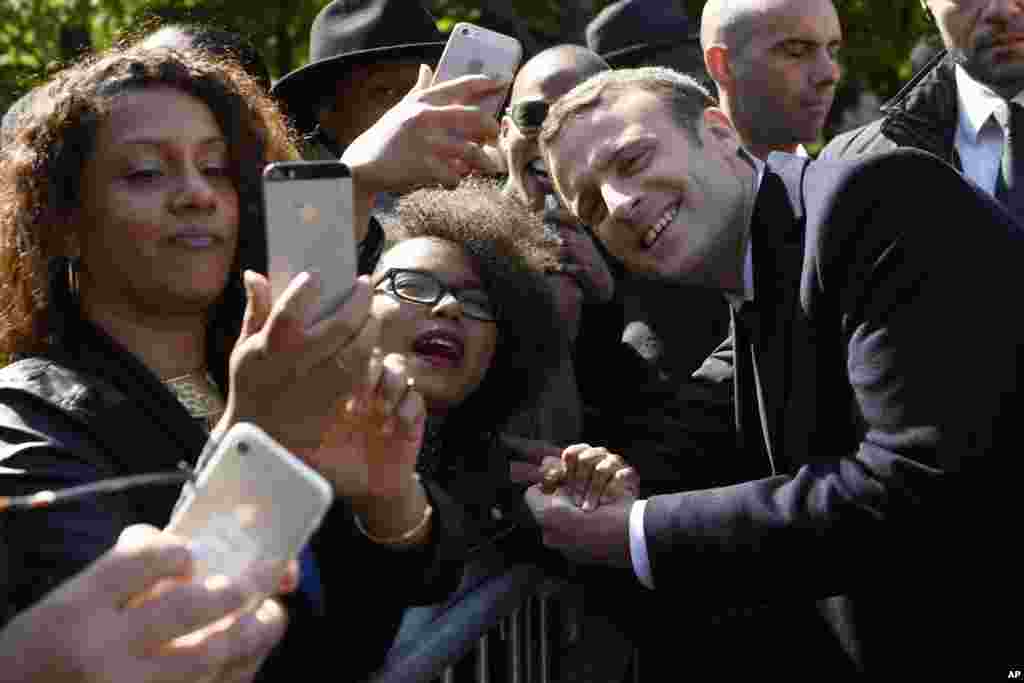 عکس یادگاری امانوئل ماکرون، رئیس حمهوری منتخب فرانسه با طرفدارانش در جشن سالگرد لغو برده داری در پاریس