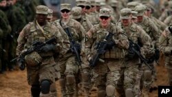 Soldados estadounidenses participan de maniobras militares en Lituania. Los soldados han recibido la orden de no salir de sus bases en uniforme de fatiga.