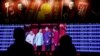 资料照：人们在北京西站观看央视的春晚节目。（2018年1月15日）