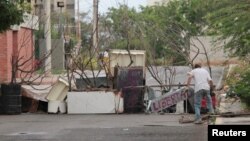 Seorang pendukung oposisi menghalangi jalan selama pelaksanaan unjuk rasa untuk memprotes pemerintahan Presiden Venezuela, Nicolas Maduro, di Maracaibo, Venezuela, 20 Juli 2017 (foto: REUTERS/Isaac Urrutia)