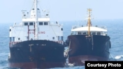지난 7월 동중국해 공해상에서 북한 유조선 안산 1호(왼쪽)가 국적 불명의 선박으로 부터 불법 환적 방식으로 석유를 받는 것으로 의심되는 사진을 일본 방위성이 공개했다.