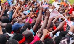 Vijana wakiwa katika kampeni za Bobi Wine nchini Uganda