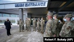 Pripadnici Nacionalne garde pred zdravstvenim centrom u američkoj državi Maine. (AP/Robert F. Bukaty)