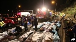Jenazah-jenazah korban kecelakaan bus di Taipei, Taiwan, ditutup kain (13/2). 