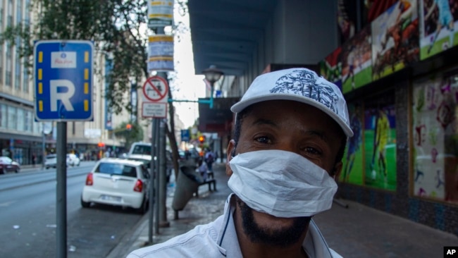 南非约翰内斯堡街头戴口罩的行人。（2020年3月20日）