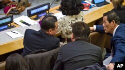 La delegación de Corea del Norte consulta durante una reunión en la ONU.