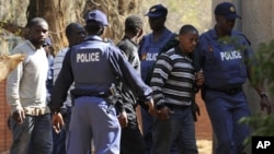 Polícia escolta mineiros detidos durante os incidentes deste mês