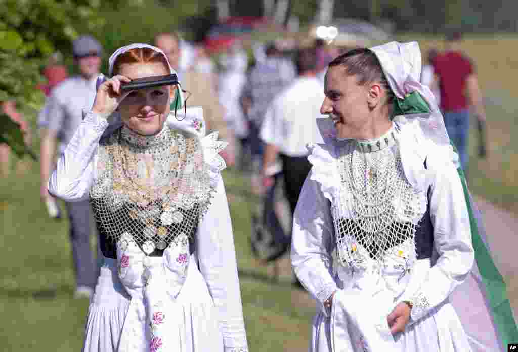 مراسم مذهبی دوشنبه سفید در شرق آلمان -&nbsp;این زنان جوان یک رسم مذهبی مربوط به &laquo;سوربی&raquo; ها را بجا می آورند. این زنان عید پنجاهه را جشن می گیرند که هفت هفته بعد از عید پاک برگزار می شود.&nbsp;سوربی ها، گروهی از مردم اسلاو غرب اروپا هستند.&nbsp;