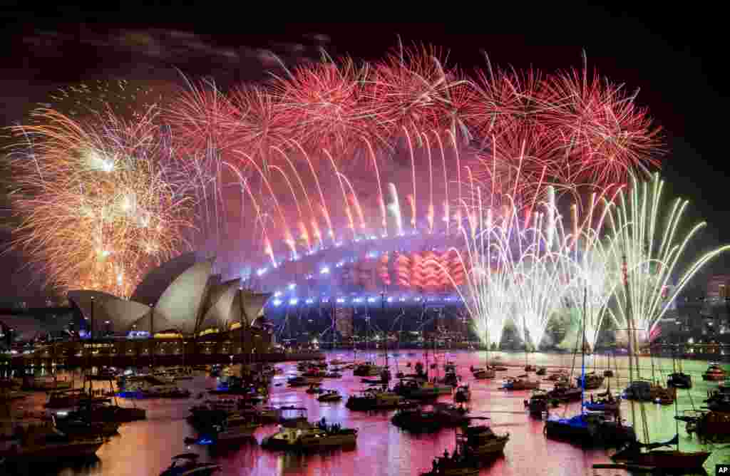 Los fuegos artificiales explotan en el puerto de Sydney durante las celebraciones de Año Nuevo en Sydney, el martes 1 de enero de 2019. 
