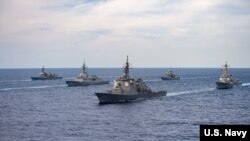 美国海军图片显示日本与澳大利亚、加拿大、德国和美国军舰在2021年度演习期间列队行进。(2021年11月21日)