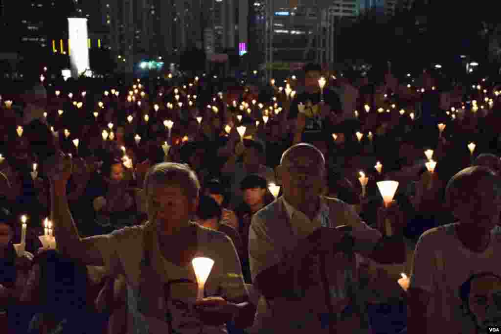 1 六四26周年香港維園燭光如海悼念六四死難者 (美國之音 湯惠芸攝)