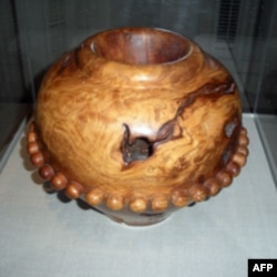 U galeriji je izložena jedna od najvećih kolekcija umetničkih predmeta od drveta