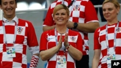 ခရိုအေးရှားသမ္မတ Kolinda Grabar-Kitarovic (ဗဟို) ဒိန်းမတ်နဲ့ပွဲစဉ်မှာ ခရိုအေးရှားအသင်းကို အားပေးစဉ်။ 