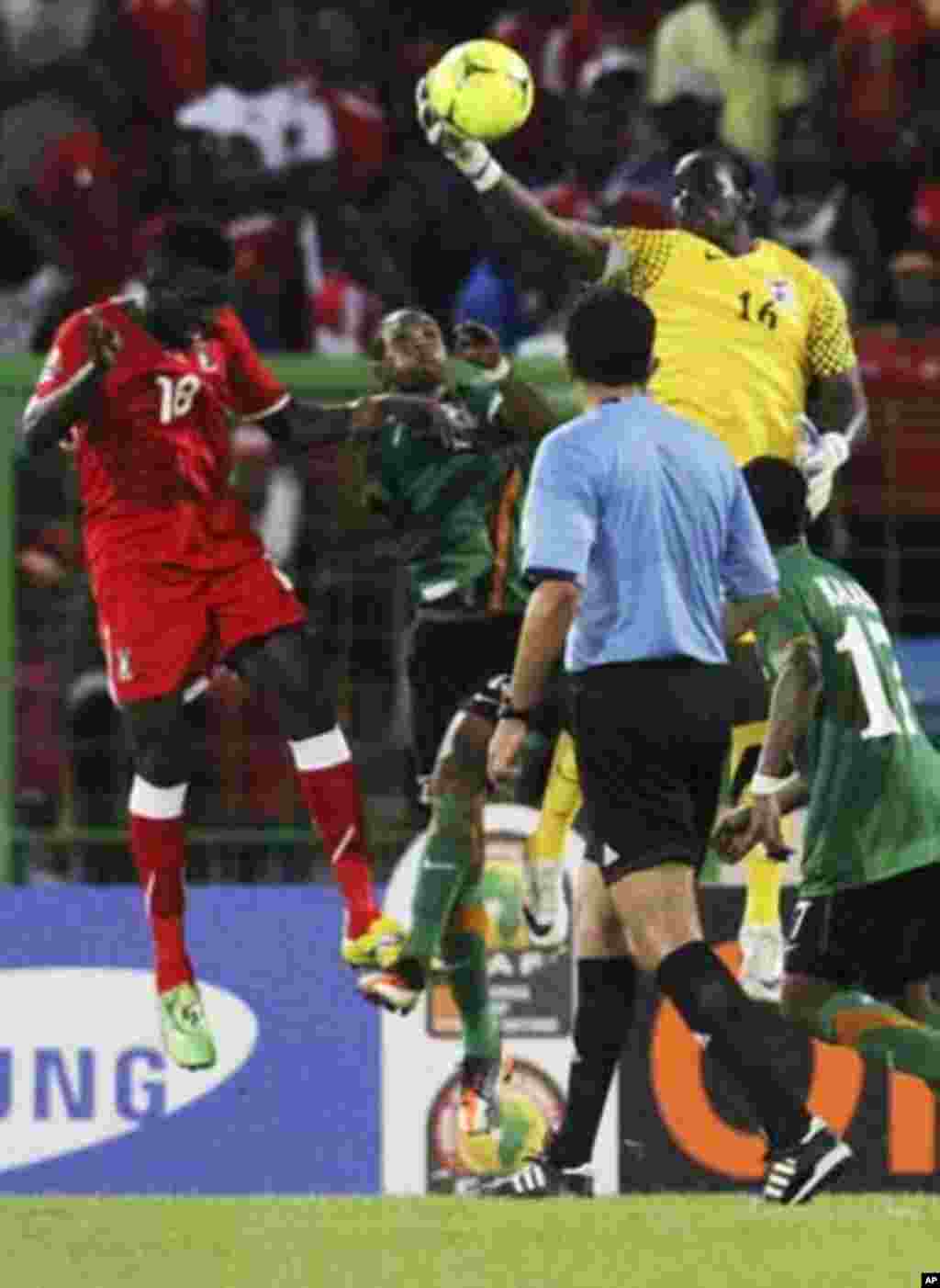 Zambia's goalkeeper Kennedy Mweene (R, top) stops the ball as Ellong Doualla (L) of Equatorial Guinea jumps to head during their African Nations Cup soccer match in Malabo January 29, 2012.